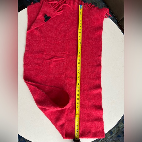 β€οΈLike New Steve Madden Super-Soft Thick Plush RED Muffler Scarf Wrap 22.5"x76" - Picture 8 of 16